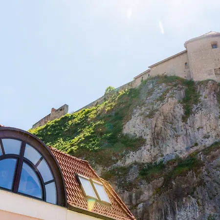 Lovely 4-bedroom Flat In Historical Center With Stunning View 公寓